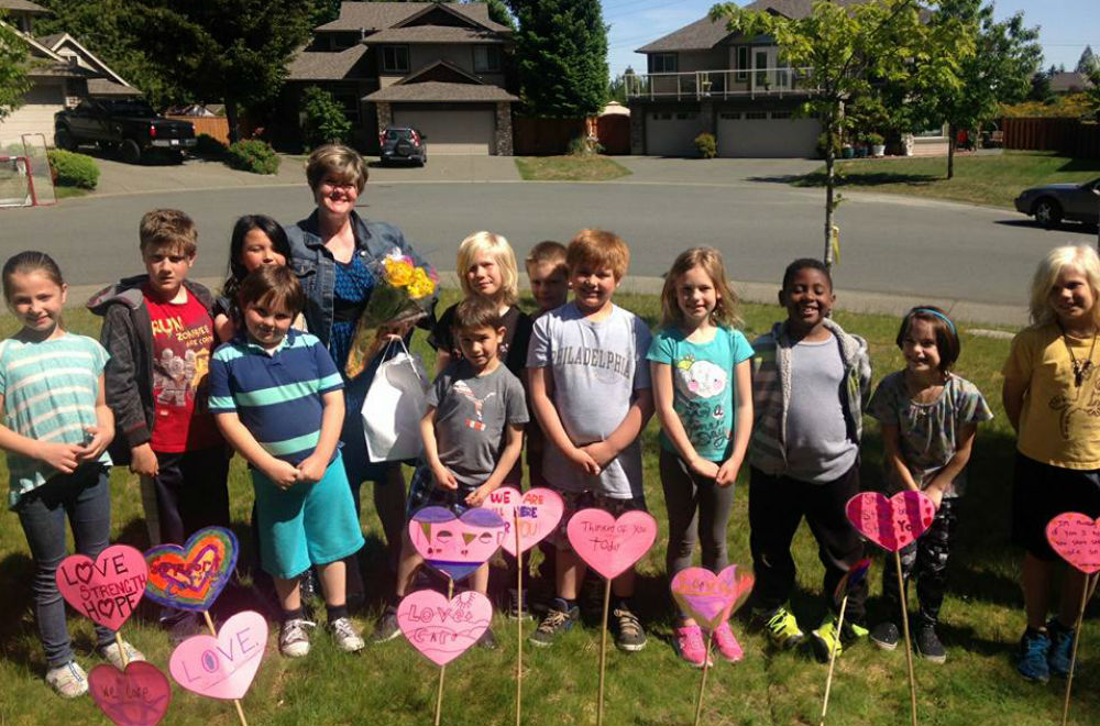Dersim’s classmates show Alison support on Mother's Day with flowers and heart-shaped lawn signs. Photo: TK via Facebook