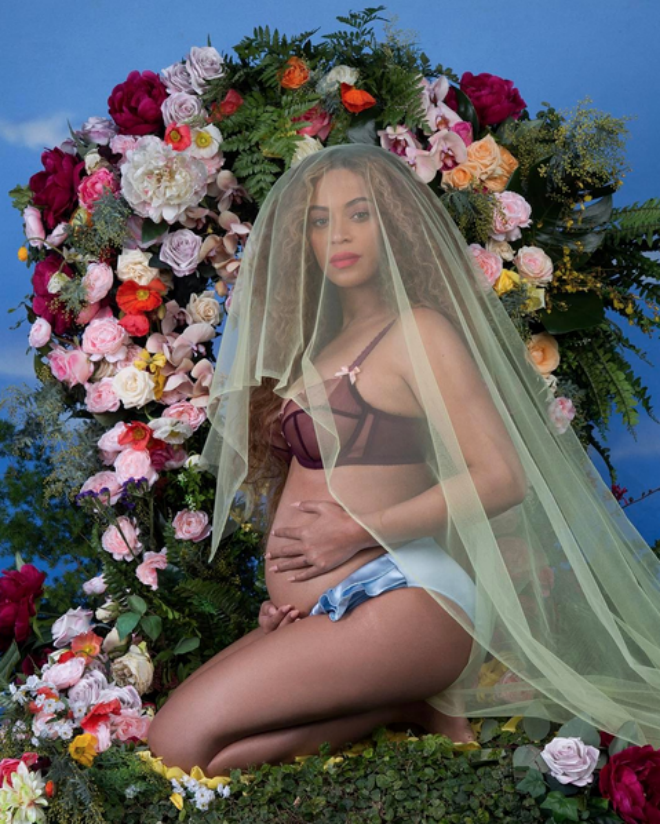 Beyonce holding her pregnant belly