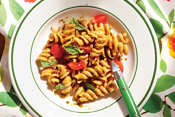 Whole Wheat Pasta with Kale and Red Pepper Pesto