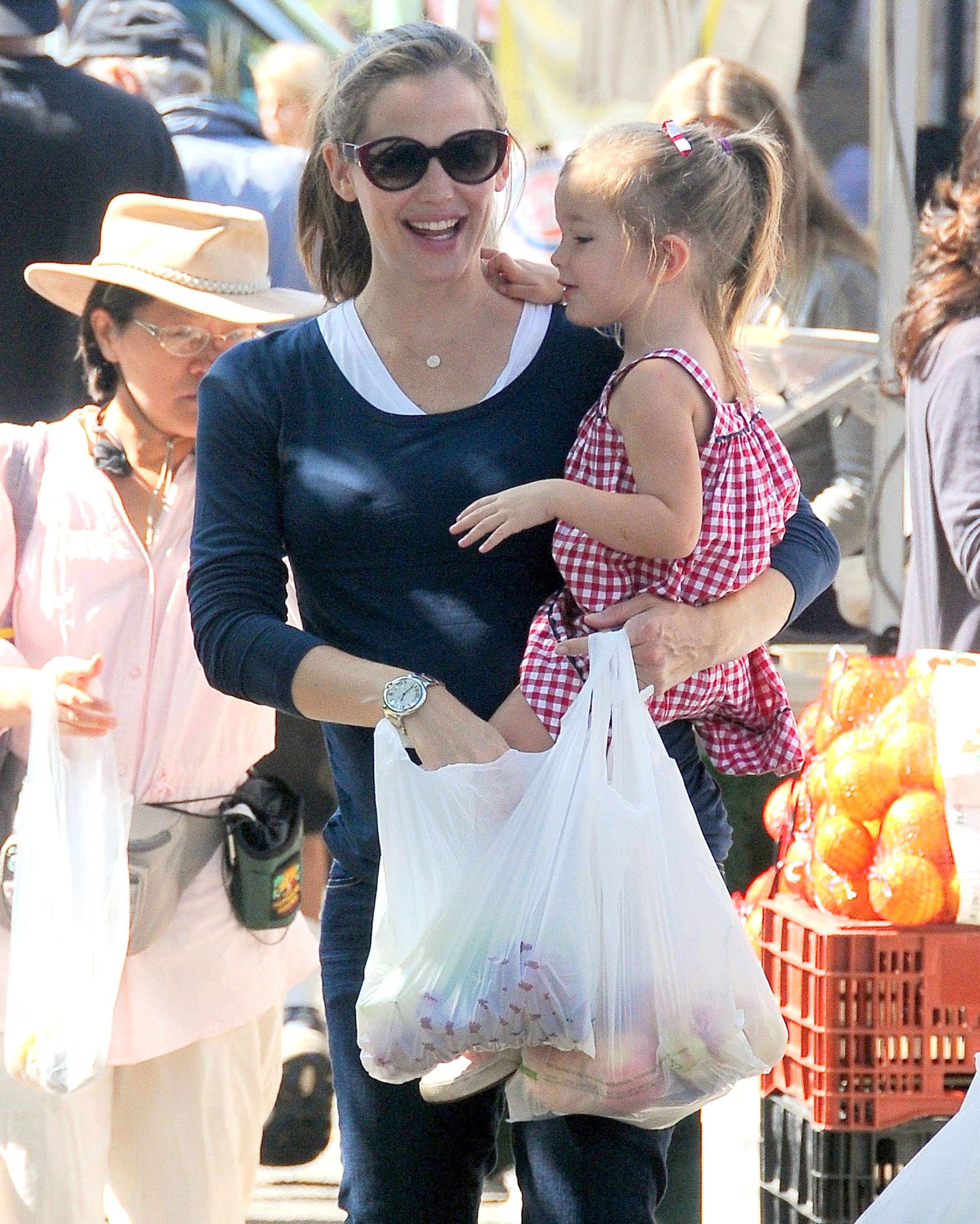 Jennifer Garner and Seraphina at the farmers&#039; market