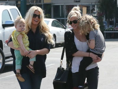 Jessica and Ashlee Simpson out with their babies - Today's Parent