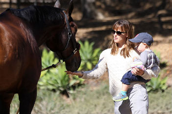 Jennifer Garner and Samuel: Just horsing around