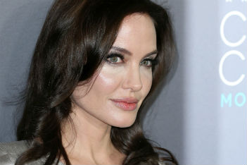 Angelina Jolie has ovaries removed due to signs of early cancer