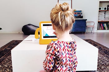 child using ipad