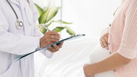 Doctor speaking to a pregnant woman