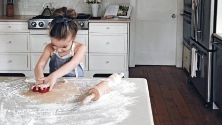 7 screen-free ways to entertain your kids while you make dinner