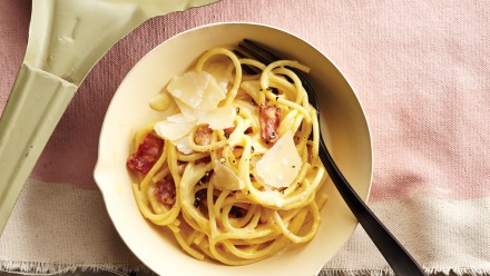 pan with spaghetti, creamy egg sauce, bacon and parmesan cheese