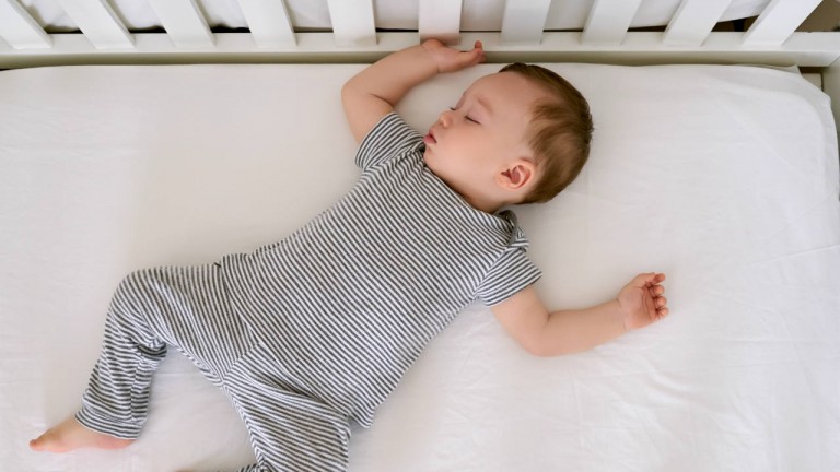 6 tips for getting your baby to sleep in a crib during naptime