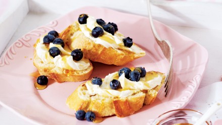 toast with cream cheese and blueberries