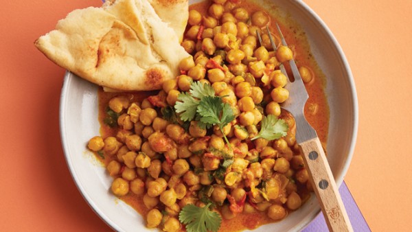 plate of chickpea chana masala with naan