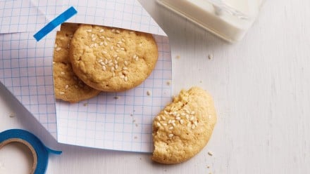 tahini cookies with sesame seeds