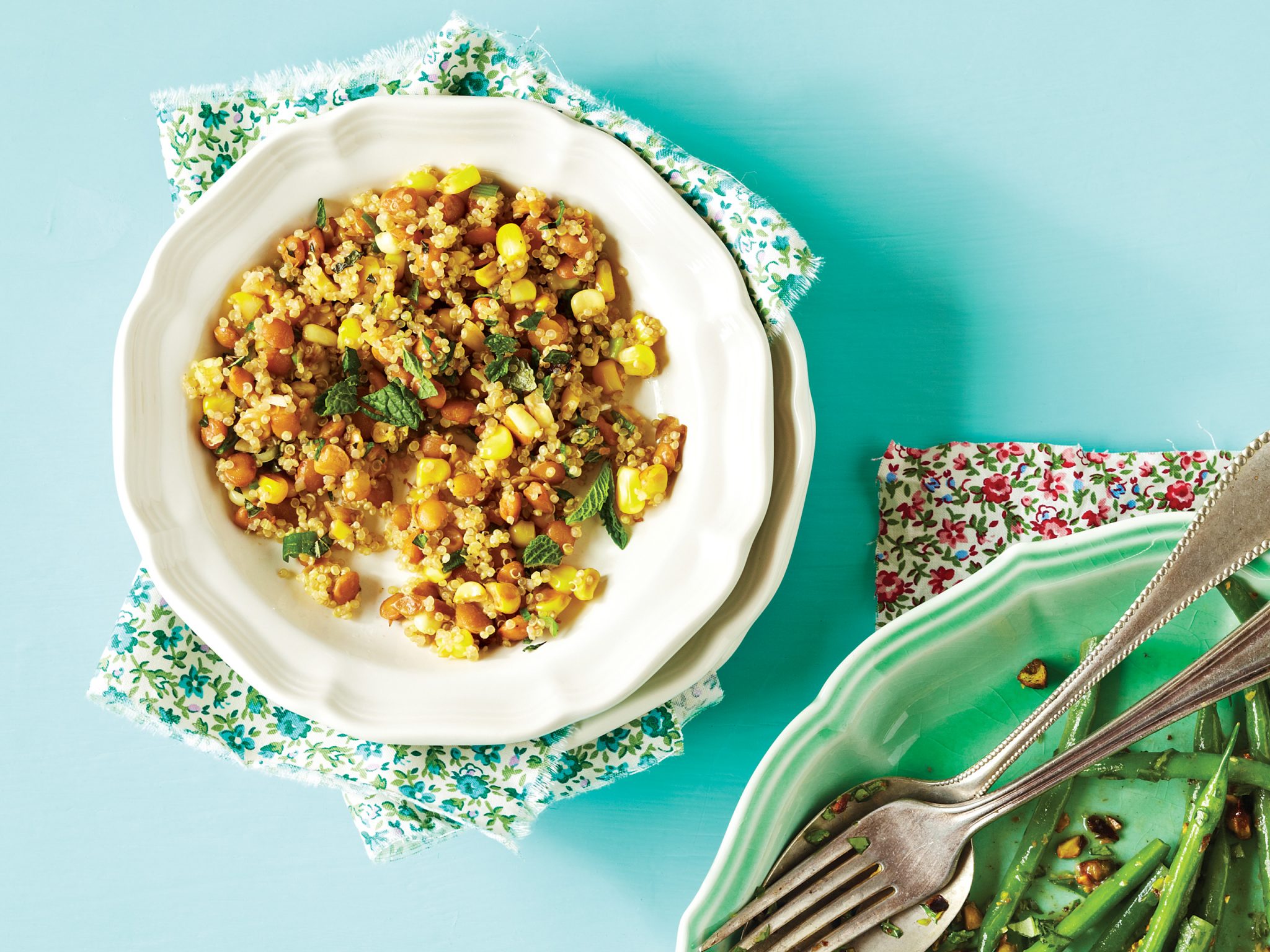 tazón de ensalada de quinoa con maíz, menta y lentejas