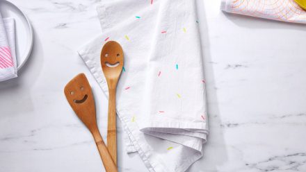 How to make a marker tea towel (awesome teacher gift)