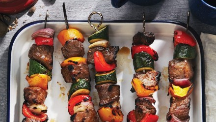 tray with grilled beef, pepper and red onion skewers