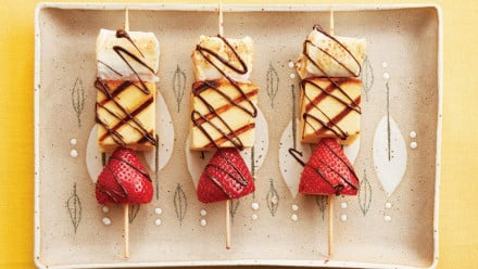 Skewers with grilled cake, strawberries and marshmallows