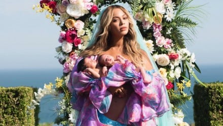 Beyonce holding her newborn twins