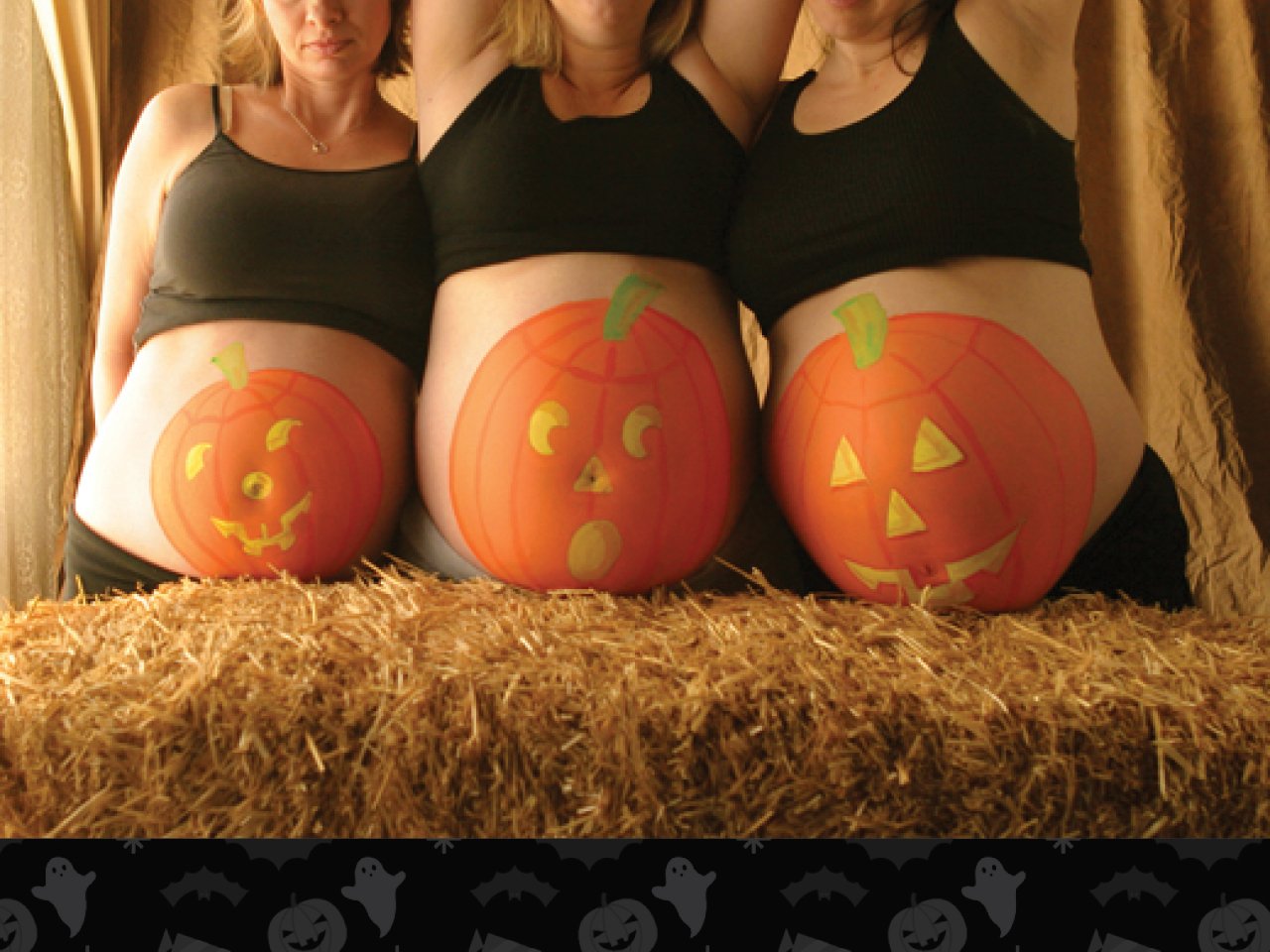drie vrouwen met pompoenen op hun zwangere buik geschilderd