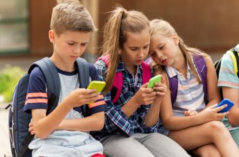kids looking at iphones