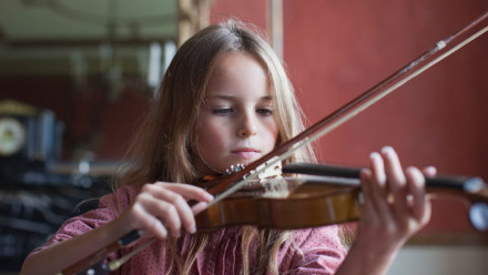 Girl playing the violin.