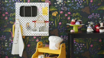 Flower wall room with organizer