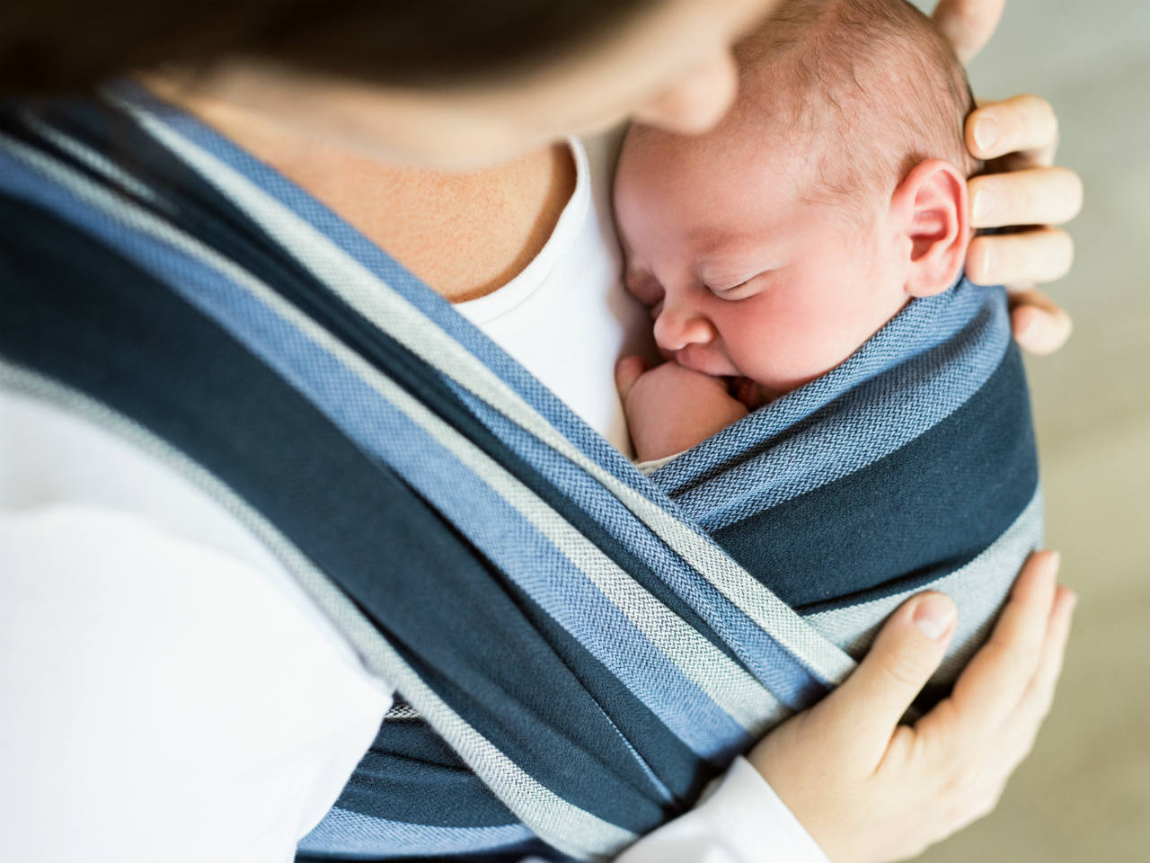 how to use baby carrier with newborn