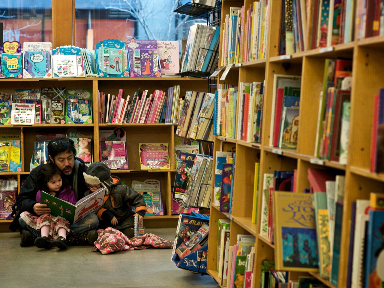 dad reading to kids in a book store