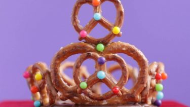 A crown made of pretzels decorated with colourful candy