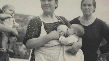 Vintage photo of mom breastfeeding her baby in public