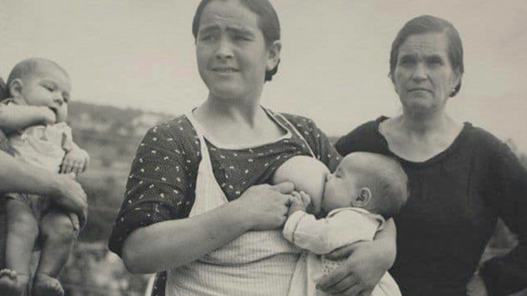 Vintage photo of mom breastfeeding her baby in public