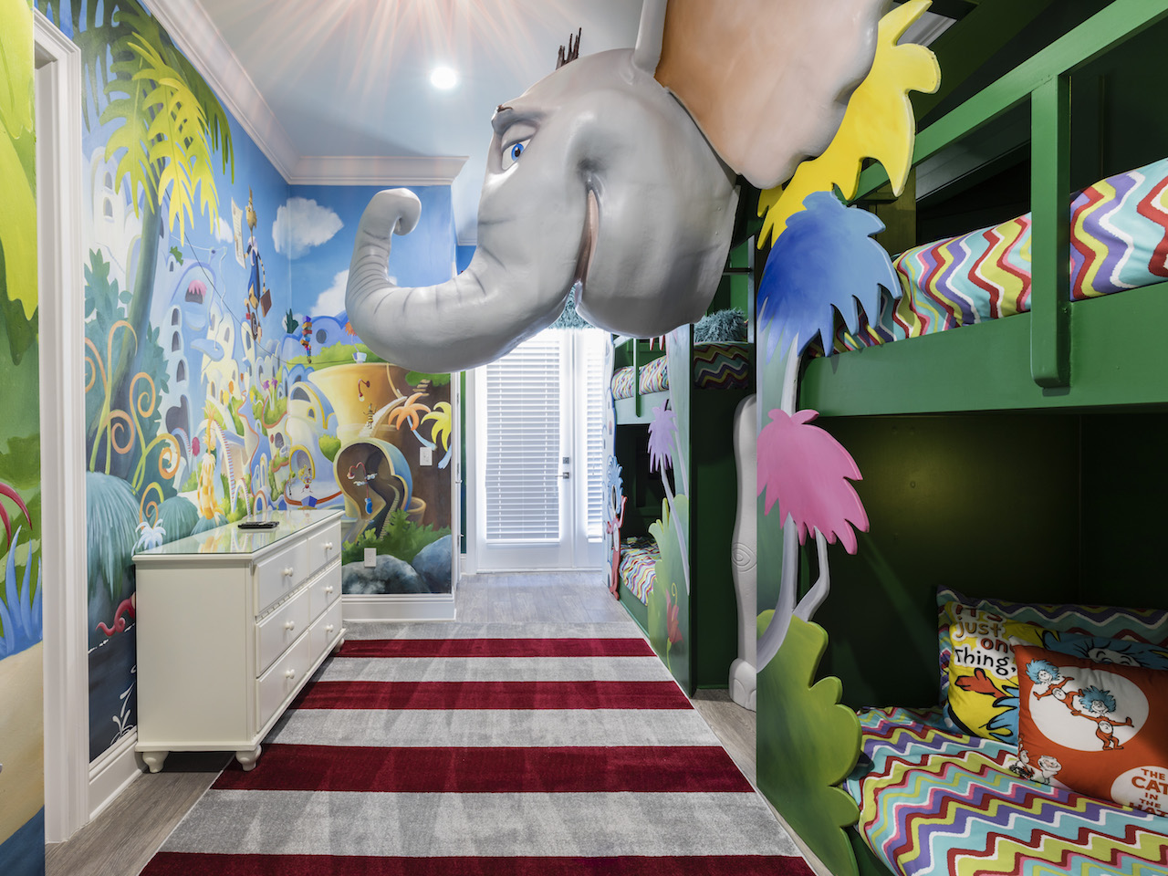 kids' Dumbo-themed bedroom