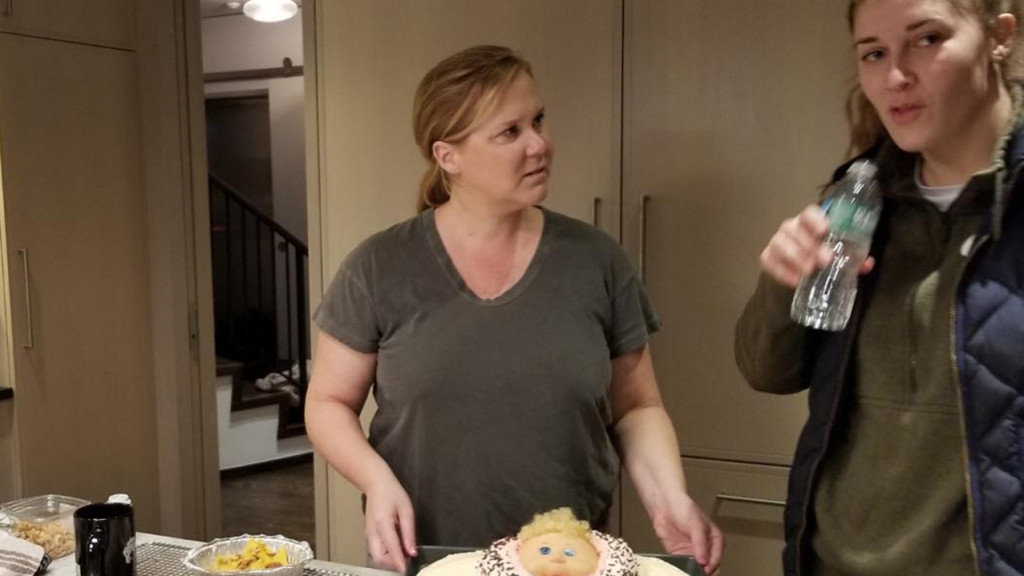 Amy Schumer looking at her sister in law with disappointment