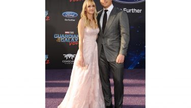 Chris Pratt and Anna Faris hold each other as they pose for a photo at a movie premiere.