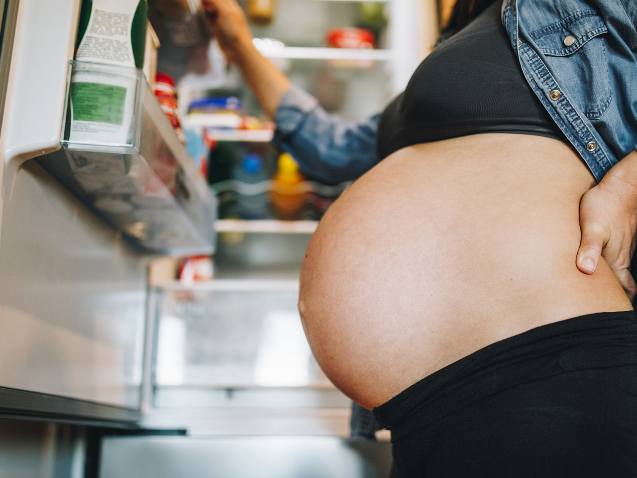 gravide kvinner ser i kjøleskap