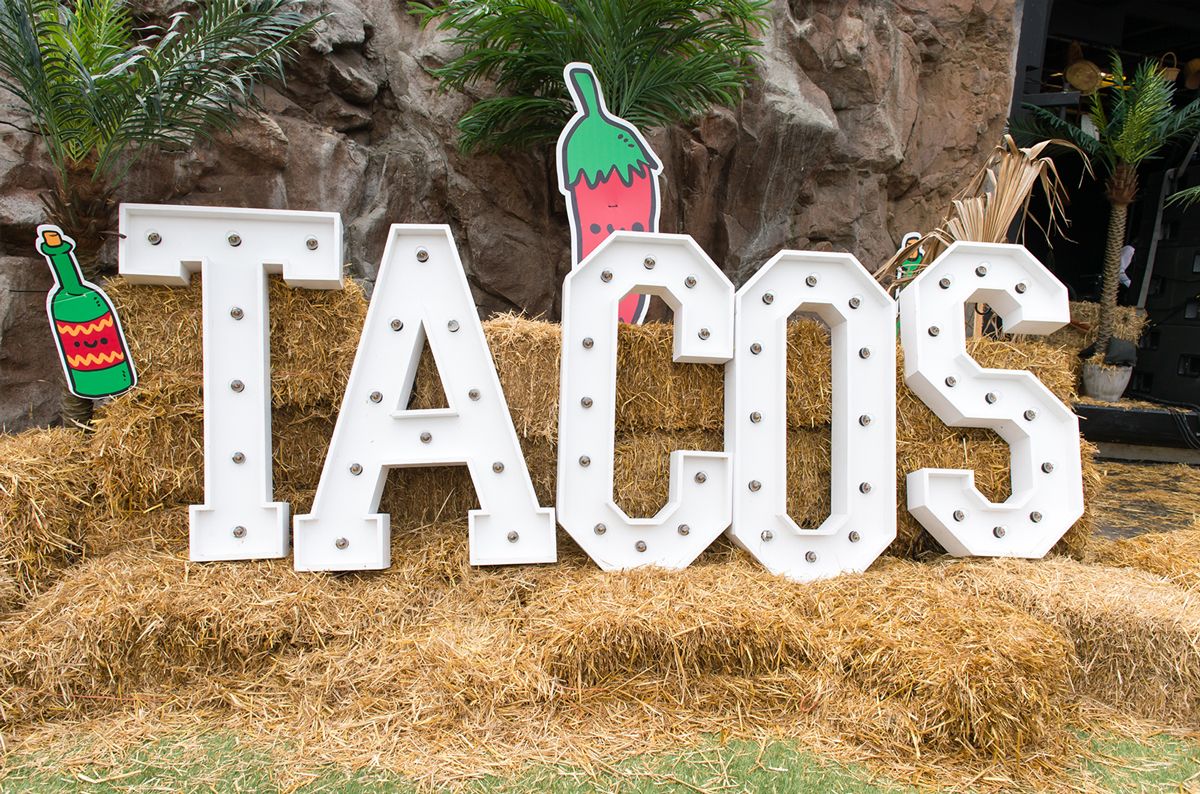 A sign that says "TACOS"