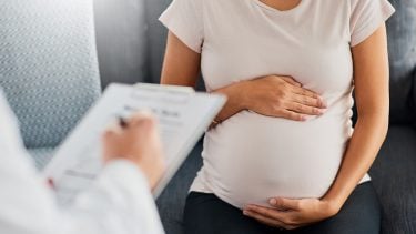 Pregnant woman visits her doctor