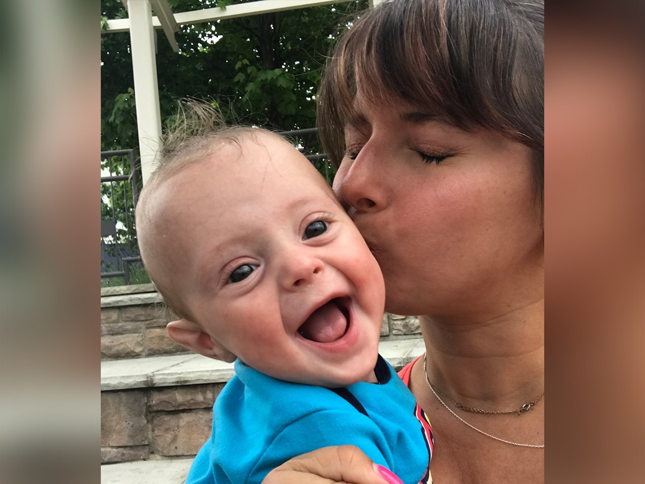  Autore baciare il figlio dopo aver perso un gemello nel grembo materno 
