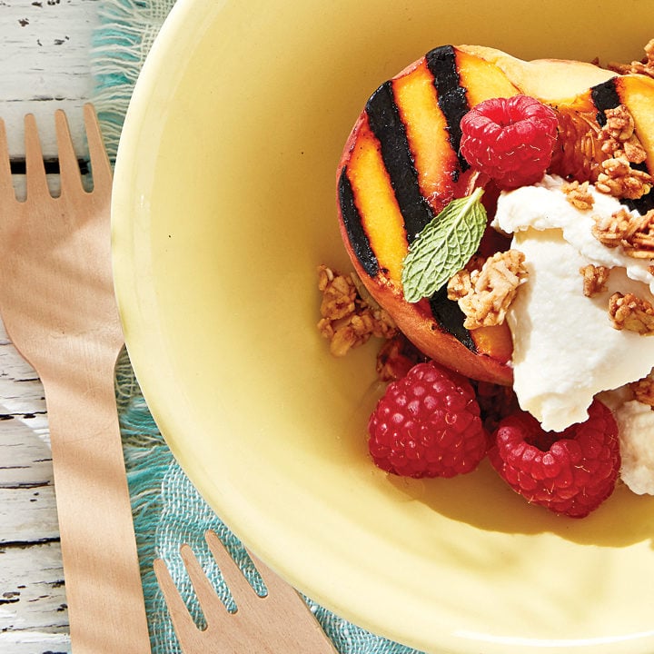 Grilled peaches with granola and mascarpone