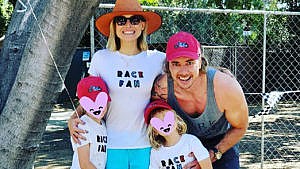 Photo of Kristen Bell, Dax Shepard and their two daughters whose faces are covered with heart emojis