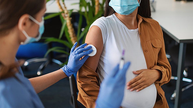 Người mang thai tiêm vắc xin khi đeo khẩu trang
