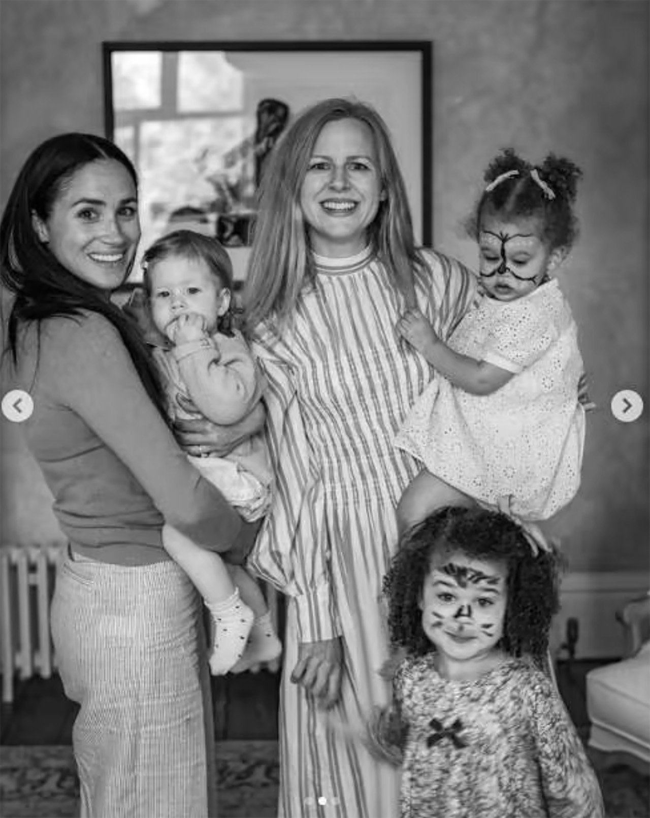 Meghan Markle memegang Lilibet saat berpose dengan seorang teman keluarga dan dua putrinya yang wajahnya dicat