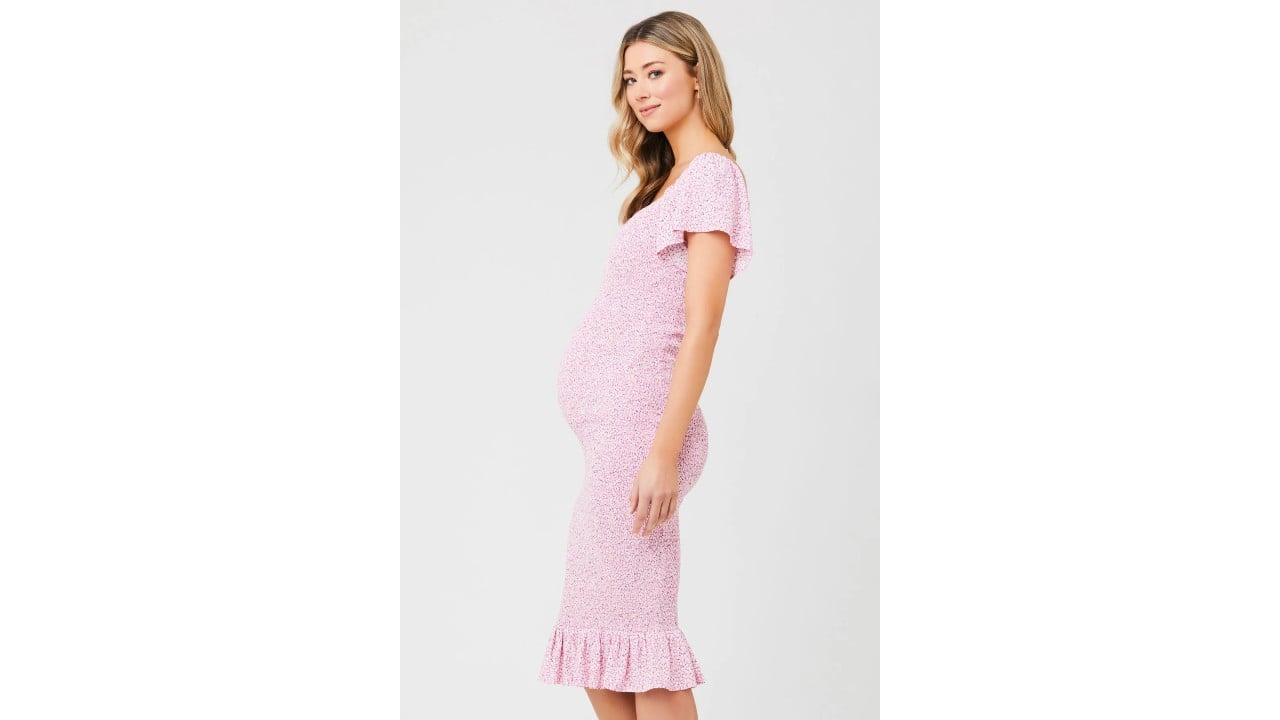Pregnant woman wearing a pink fitted short-sleeve maternity dress