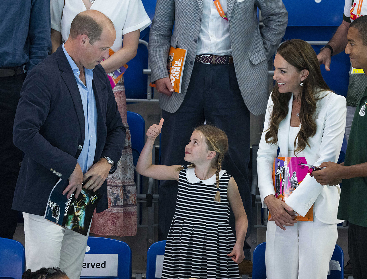 Prinses Charlotte geeft haar vader prins William een ​​dikke duim omhoog als ze op de tribune staat bij de Commonwealth Games.