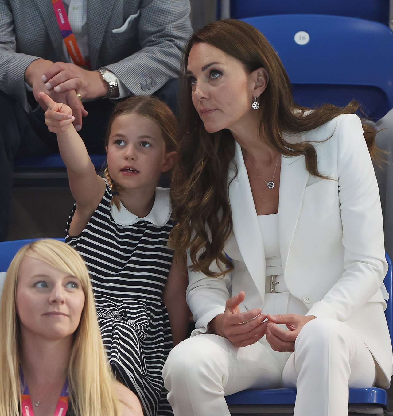 Prinses Charlotte wijst haar moeder Kate Middleton op iets op de tribune tijdens de Commonwealth Games