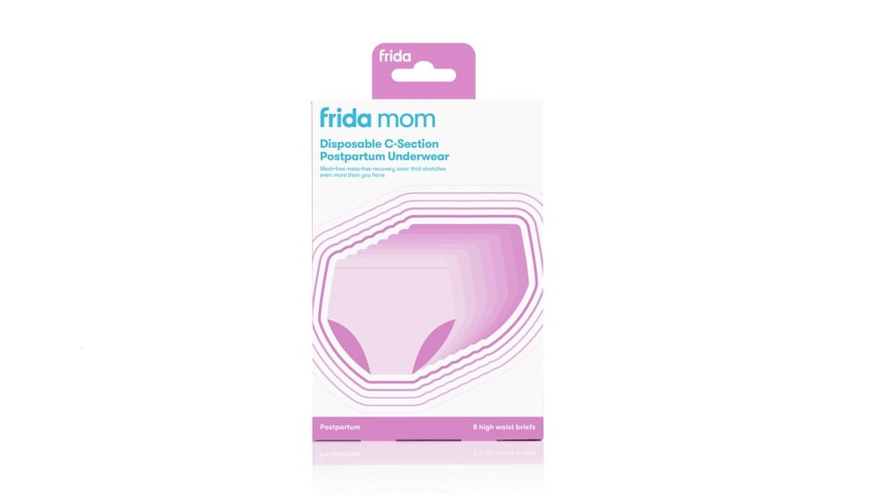 Eine Schachtel mit Frida Mom Einwegunterwäsche nach der Geburt.