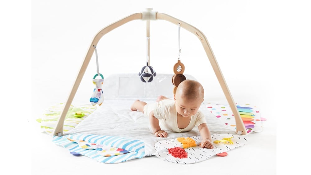 Ein Baby, das auf der Lovevery Babyspielmatte liegt.