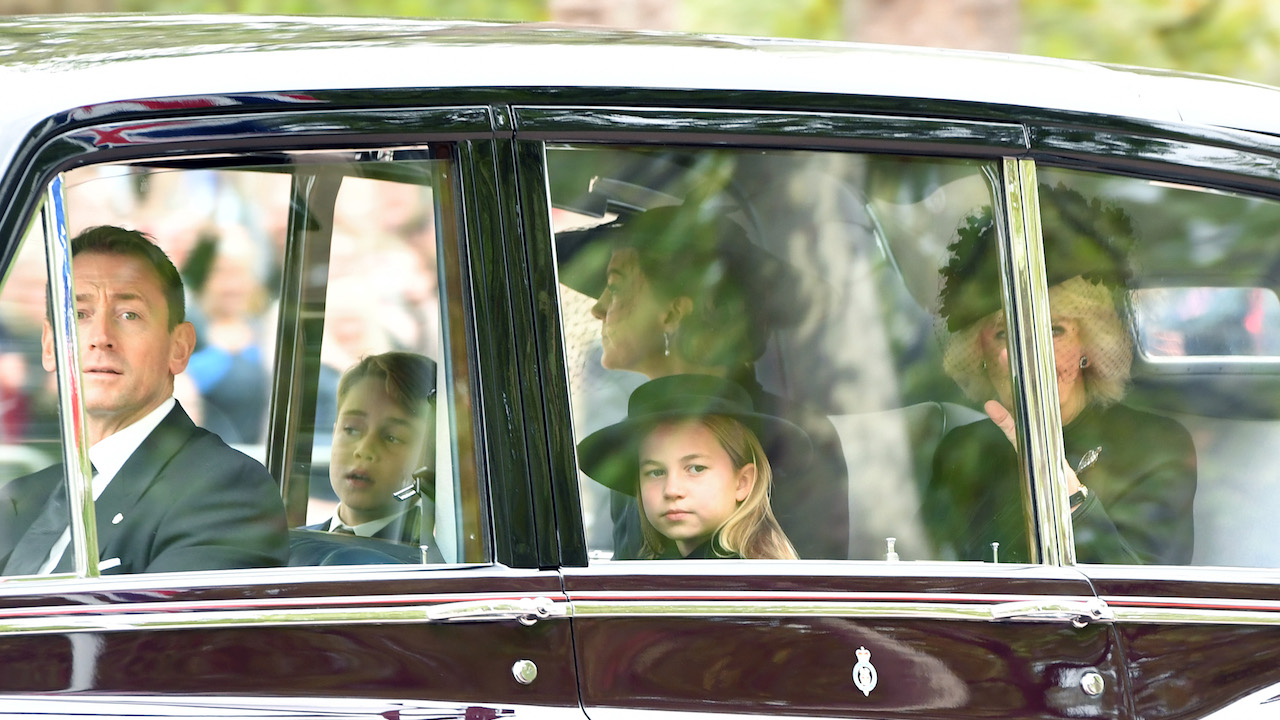 La princesse Charlotte et le prince George par la fenêtre d'une voiture arrivant aux funérailles de la reine à l'abbaye de Westminster.