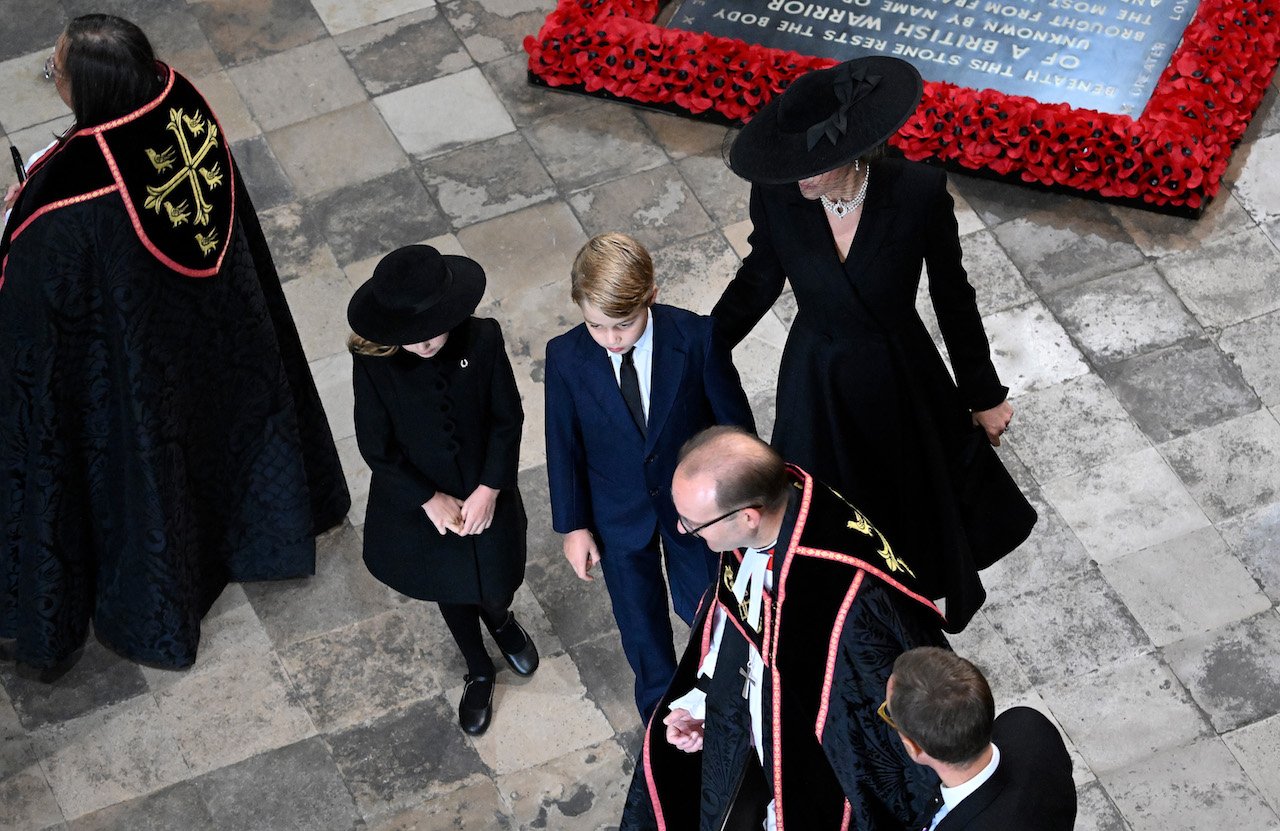 Eine Aufnahme von oben der Prinzessin von Wales mit ihren beiden Kindern, Prinz George und Prinzessin Charlotte, bei der Beerdigung der Königin in der Westminster Abbey.